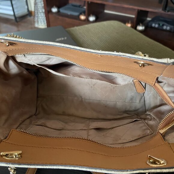 Michael Kors Jet Set Chain Tote – Vanilla with Gold Hardware - Picture 3 of 3